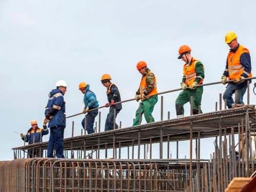 <p>Ankraj; bir yapı elemanını başka bir elemana sabitleme yöntemiyle birlikte çalışır hale getirilmesi, betonarme yapılarda çelik donatının beton içerisine bağlanmasıdır. Temellerde ve havuz gibi yapılarda, yapının yüksüz ve yer altı su seviyesinin yükselmesi durumunda; yapının düşey yönde yükselme tehlikesi söz konusu olabilir. Bu iki koşulun birlikte oluşması enderdir, oluşması halinde ise durum gerekli yerlere pompalar yerleştirilerek kontrol altına alınabilir.</p><p>Ancak geçici bir çözümdür. Yapının sürekli stabilitesi iki şekilde sağlanabilir. İlki, yapının öz ağırlığı arttırılır, ikincisi ise yapıyı ana kayaya ankrajlarla bağlamak suretiyle sağlanabilir.</p>